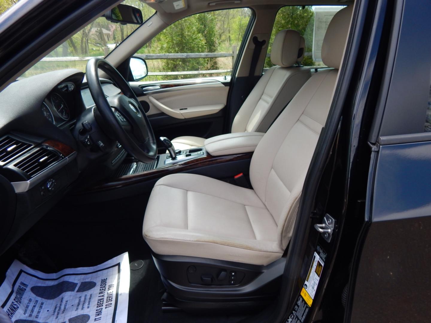 2013 Black /Ivory Leather BMW X5 Premium (5UXZV4C52D0) with an 3.0L 6 cylinder Turbo engine, Automatic transmission, located at 6528 Lower York Road, New Hope, PA, 18938, (215) 862-9555, 40.358707, -74.977882 - Here we have a nice 2013 BMW X5 with a 3.0L 6 cylinder turbo engine putting power to all 4 wheels via an automatic transmission. Options include: ivory colored leather, wood trim, keyless entry, cruise control, tilt steering wheel, power windows/locks/mirrors, power sunroof, power front seats, heat - Photo#14